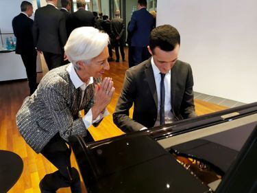 Mélomane et pianiste, Christine Lagarde prend le temps de féliciter le musicien pendant le cocktail de départ de Benoît Coeuré.