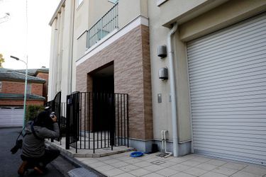 Devant la résidence de Carlos Ghosn à Tokyo, durant une perquisition le 2 janvier. Des caméras de surveillance sont installées au dessus de la porte d'entrée.