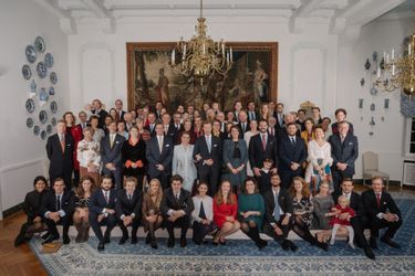 L'une des deux photos de groupe des descendants de la grande-duchesse Charlotte de Luxembourg à Colmar-Berg, le 26 novembre 2019
