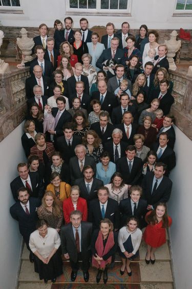 L'une des deux photos de groupe des descendants de la grande-duchesse Charlotte de Luxembourg à Colmar-Berg, le 26 novembre 2019