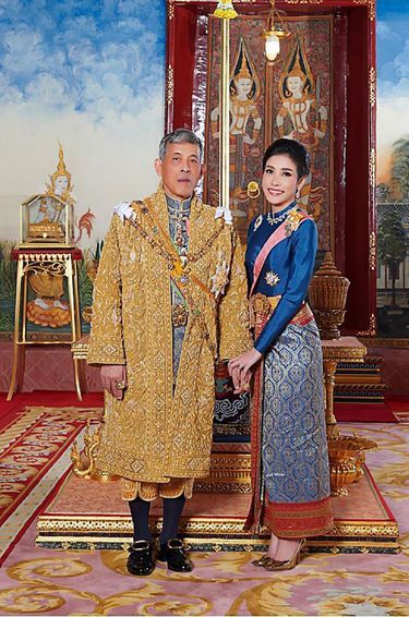 Le roi de Thaïlande Maha Vajiralongkorn avec sa concubine Sineenat Bilaskalayani, sur l'une des photos diffusées le 26 août 2019