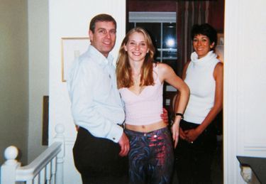 Andrew sous-entend que cette photo de 2001 est truquée : on le voit enlacer Virginia Roberts, alors mineure, en compagnie de Ghislaine Maxwell, la compagne et complice présumée d’Epstein.
