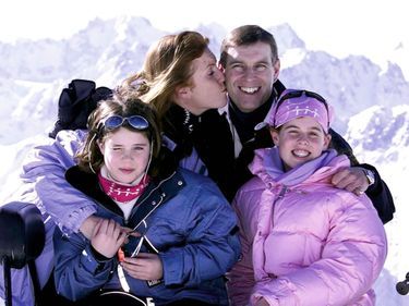Avec Sarah Ferguson, alors sa femme, et leurs filles, Eugenie et Beatrice, à Verbier (Suisse), en 2001.