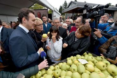 La cérémonie d’hommage s’est poursuivie, devant le musée, par une dégustation de pommes offertes par des exploitants.