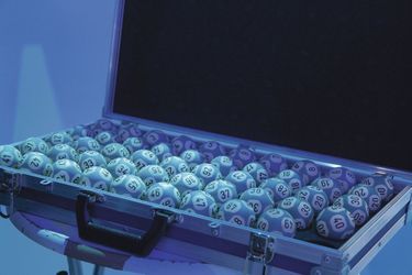 extraites d’un coffre-fort, transportées dans des valises plombées, les boules numérotées sont surveillées en permanence par un huissier.