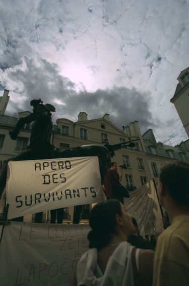 «L'apéro des survivants», organisé devant la boutique de Paco Rabanne à Paris, lors de l'éclipse totale de Soleil, le 11 août 1999.
