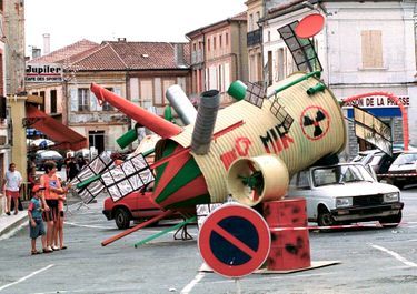 Une sculpture moquant la prédiction de Paco Rabanne, représentant la station spatiale Mir écrasée devant l'Hôtel de Ville de Samatan, dans le Gers, au lendemain de l'éclipse de Soleil, le 12 août 1999.