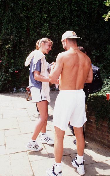 Steffi Graf et Andre Agassi à l'entrainement à Wimbledon en juillet 1999, deux mois avant la révélation de leur idylle...