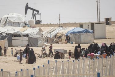 À Al-Hol, le camp sud. Dans la brume de chaleur surgit la silhouette d’un derrick. Les femmes sont venues chercher de l’eau.