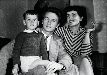 Avec ses parents, Maurice Jarre et France Pejot. Ils se séparent avant ses 5 ans.