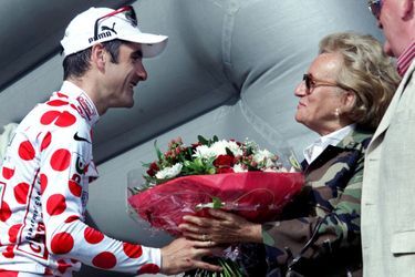Bernadette Chirac et Laurent Jalabert, maillot à pois, à Sarran le 25 juillet 2001.