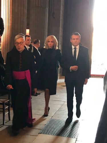 Brigitte et Emmanuel Macron à l'intérieur de l'église Saint-Sulpice, lundi.