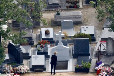 Claude Chirac se recueille devant la tombe son père, au cimetière du Montparnasse, à Paris, le lundi 30 septembre 2019.