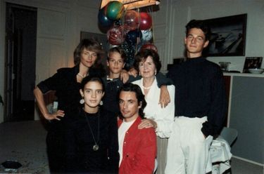 Entouré de sa tribu recomposée en 1987 : Charlotte Rampling et Emilie, David (au milieu) et Barnaby. Derrière Jean-Michel, sa mère, décédée en 2010.