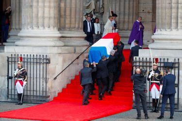 Le cercueil de Jacques Chirac sur les marches de Saint-Sulpice, lundi.