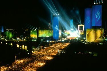 Le concert de la Défense, le 14 juillet 1990, réunit 2,5 millions de personnes et entre dans le « Livre Guinness des records ».