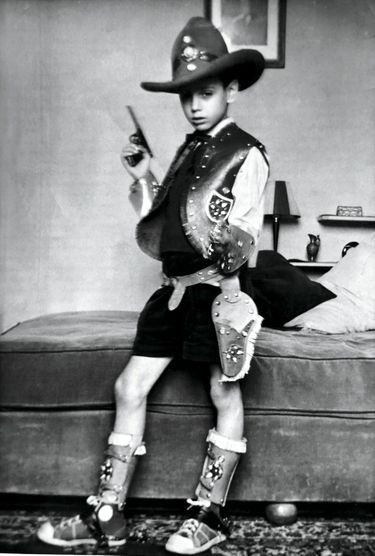 Pour ses 10 ans, il reçoit de son père, Maurice Jarre, un costume de cow-boy. Ce sera l’unique cadeau du célèbre compositeur.