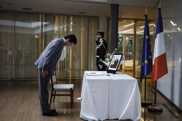 Shinzo Abe rend hommage à Jacques Chirac à l'ambassade de France à Tokyo, lundi.