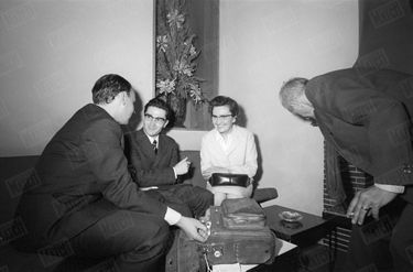 Jean-Marie Deveaux avec sa mère, répondant à la presse au lendemain de son acquittement.