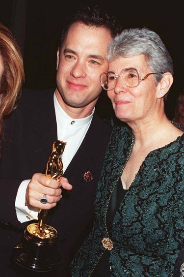 Tom Hanks avec sa mère Janet, le soir de sa victoire aux Oscars pour « Forrest Gump ».
