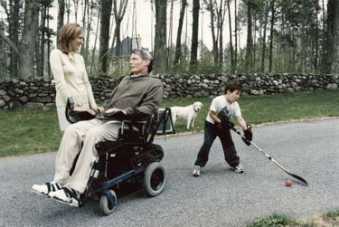 Christopher Reeve, dans sa propriété de Bedford, dans l'Etat de New York, avec son épouse Dana et leur fils Will, en avril 1998.