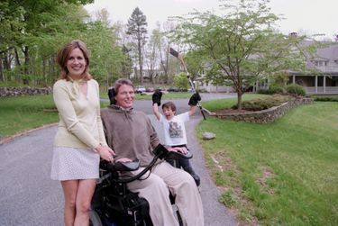 Christopher Reeve, dans sa propriété de Bedford, dans l'Etat de New York, avec son épouse Dana et leur fils Will, en avril 1998.
