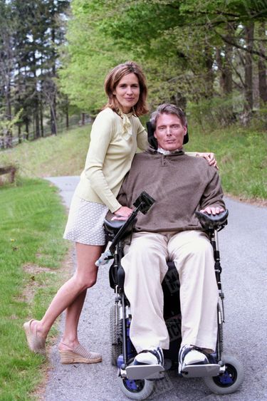 Christopher Reeve avec son épouse Dana, dans leur propriété de Bedford, dans l'Etat de New York, en avril 1998.