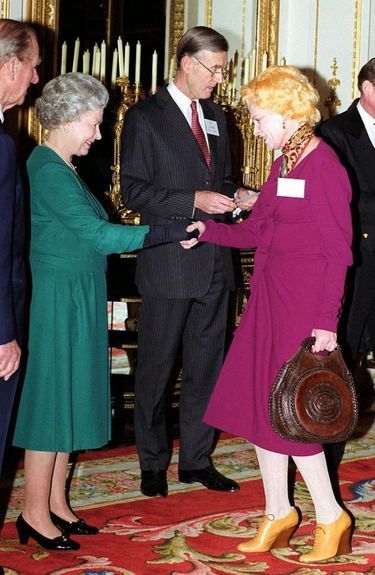 En 1999, elle est reçue par la Reine à Buckingham Palace.