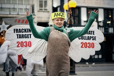 En décembre 2018, à 77 ans, elle proteste devant la Cour royale de justice. C