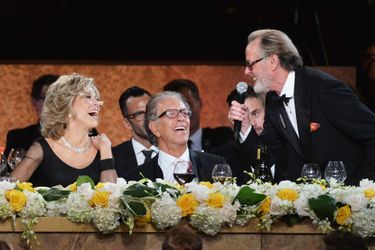 Jane Fonda avec son frère Peter (à droite) et son ex-compagnon Richard Perry (milieu) en 2014 à Los Angeles lors d'une soirée honorant sa carrière.