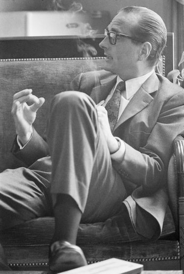 Jacques Chirac en août 1972, cigarette au bout des doigts.