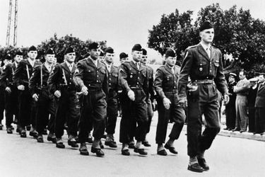 Jacques Chirac, 24 ans, mène la parade du 6e régiment d'artillerie, en 1956.