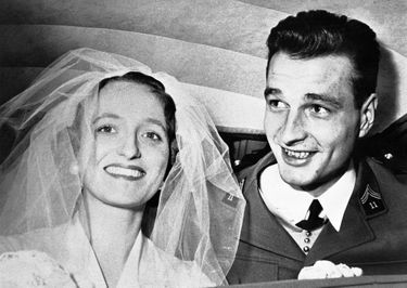 Jacques et Bernadette Chirac le jour de leur mariage, le 17 mars 1956.
