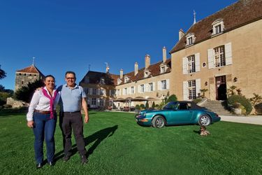 Les propriétaires Elisabeth et Pascal Bourzeix, devant leur bien le plus précieux (après le château…) : leur Porsche 964 Cabriolet de 1992.