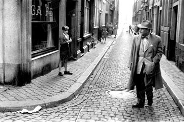 Georges Simenon dans les rues de Liège en 1948.