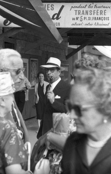 Georges Simenon au travail en 1960