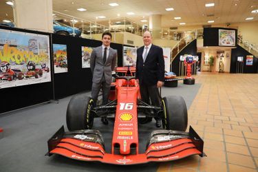 Le prince Albert II avec Charles Leclerc lors de l’arrivée de sa Ferrari SF90 à la Collection de voitures de SAS Le Prince de Monaco, le 11 avril 2021