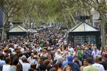 Barcelone. Sur les célèbres Ramblas, les habitants doivent jouer des coudes pour se frayer un passage dans la masse de visiteurs.