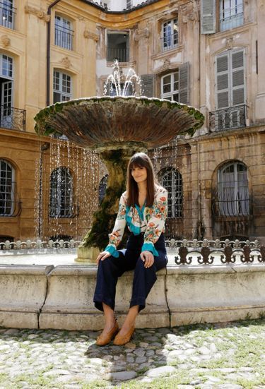 De l’eau fraîche à la fontaine de la place d’Albertas, à Aix-en-Provence. Pour l’amour… elle verra plus tard.