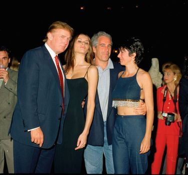 Donald Trump dans son club de Mar-a-Lago à Palm Beach avec Melania (sa future femme), Jeffrey Epstein et sa « fiancée » Ghislaine Maxwell, en février 2000.