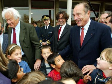 Luc Ferry et Jacques Chirac avec le physicien Georges Charpak, en octobre 2002, dans une école de Troyes.