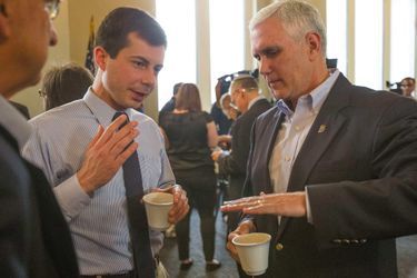 Pete Buttigieg et Mike Pence, alors gouverneur de l'Indiana, en mai 2015.