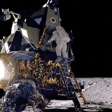 Alan Bean (Apollo 12) descend du module pour marcher sur la Lune, le 19 novembre 1969.