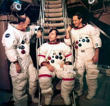 La mission Apollo 16 -Thomas Mattingly, John Young et Charles Duke - à l'entraînement, en avril 1972.