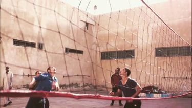 Octobre 2017, des djihadistes jouent au volley dans la prison de haute sécurité de Qamichli.