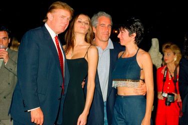 Donald Trump et sa future épouse Melania posent avec Jeffrey Epstein et Ghislaine Maxwell en février 2000, à Mar-a-Lago en Floride.