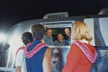 11 août 1969, Armstrong (au centre) et ses équipiers Aldrin et Collins vont enfin sortir de leur « cabine de quarantaine », où ils ont passé quinze jours en observation : leurs femmes, Pat, Jan et Joan (de g. à dr.), sont les premières à les féliciter !