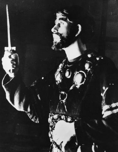 Le Prince Charles interprétant Macbeth -"Est-ce un poignard que je vois devant moi..."- lors d'un production à la Gordonstoun School, en Écosse, le 30 novembre 1965.