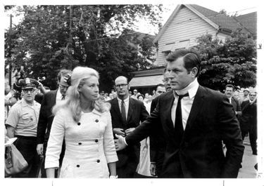 Ted Kennedy et son épouse Joan aux obsèques de Mary Jo Kopechne, le 25 juillet 1969.