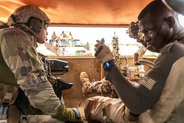 A bord d’un véhicule blindé Acmat. Un soldat nigérien soigne ses peintures de guerre avant une action éclair commune avec les forces françaises, le 12 juin. Formés par les Américains, les militaires nigériens arborent l’écusson à la bannière étoilée.